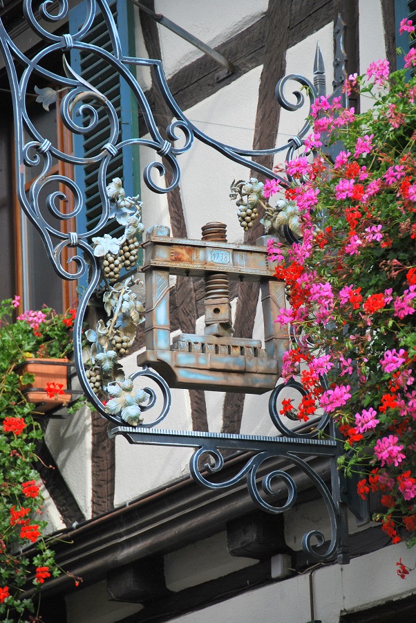 Découvrir Eguisheim en Alsace - enseigne - pressoir