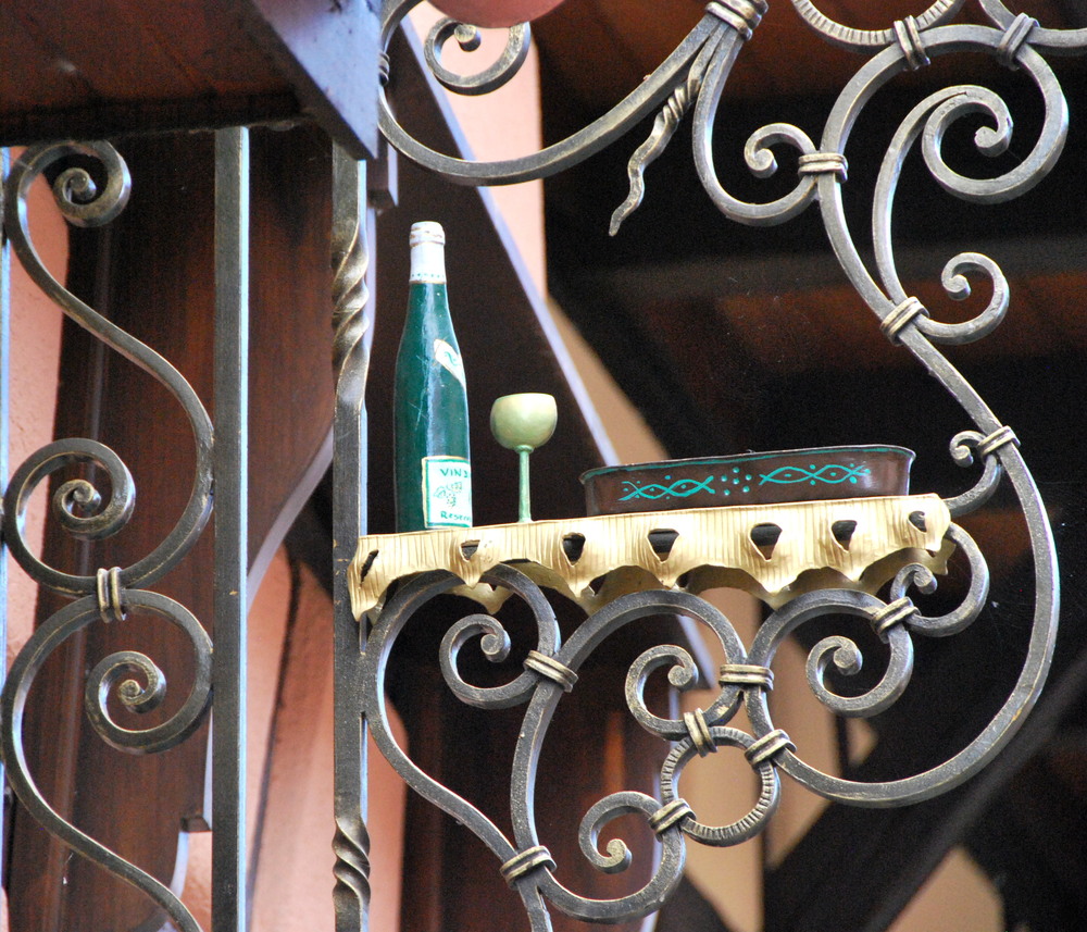 Découvrir Eguisheim en Alsace - enseigne de vigneron
