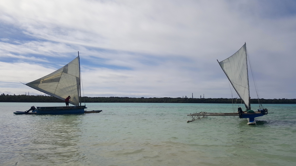 Les îles de Nouvelle Calédonie - pirogues en baie d'Upi