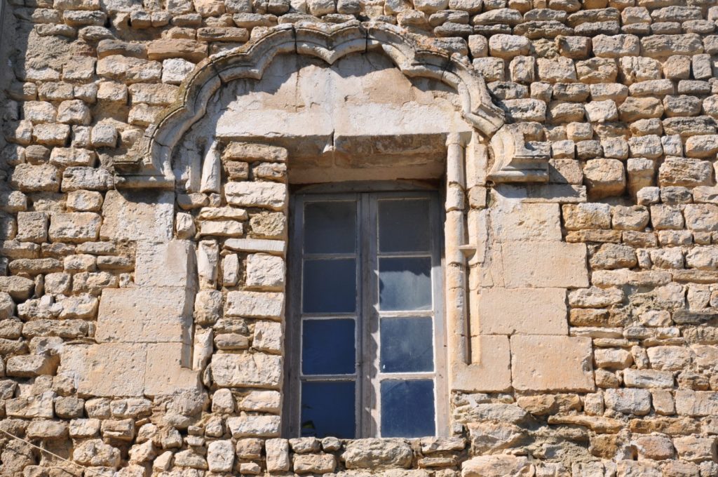 Fenêtre en pierre à Vénasque