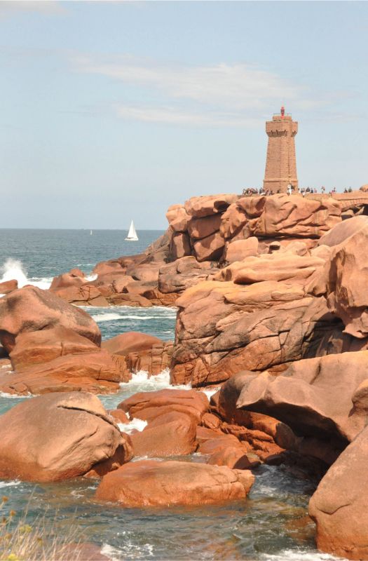 Phare sur la Côte de Granit rose - La Marinière en Voyage