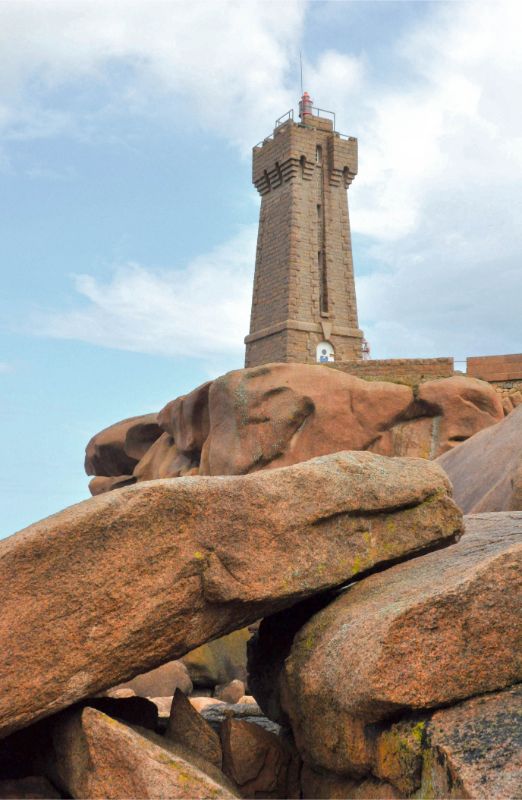 Phare sur la Côte de Granit rose - La Marinière en Voyage