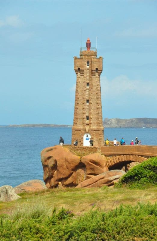 Phare sur la Côte de Granit rose - La Marinière en Voyage