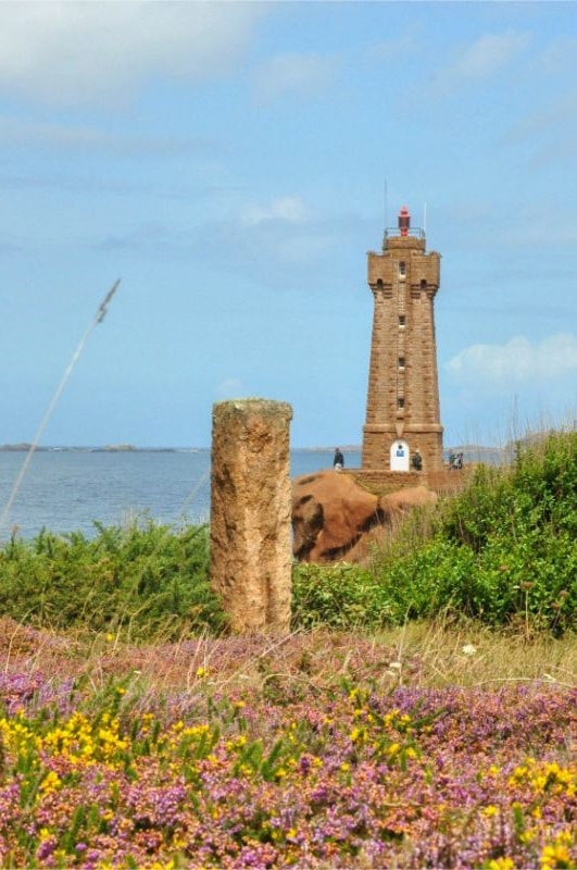 Phare sur la Côte de Granit rose - La Marinière en Voyage